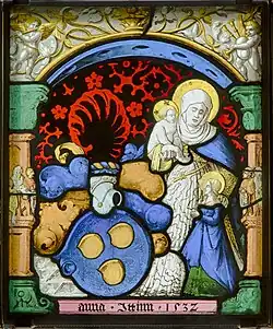 Vitrail représentant une femme debout tenant un bébé dans la main et l'autre main sur l'épaule d'une petite femme elle-même debout