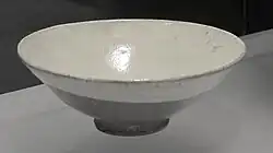 Bol, grès buncheong trempé dans la barbotine blanche. Joseon, début XVIe&nbsp;siècle. D. 16 cm. British Museum