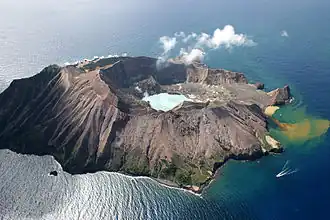 Vue aérienne de Whakaari/White Island depuis le sud.