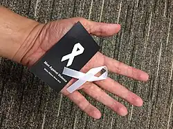 Un ruban blanc à Singapore pendant la campagne White Ribbon en 2015