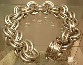 La chaîne Whitecleuch ;  un anneau penannulaire avec des symboles pictes, 400 à 800 apr. J.-C.