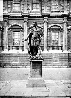 La statue à l'extérieur de la Maison des banquets, Whitehall, en 1897. Alors est encore dans sa main droite le bâton maintenant manquant.
