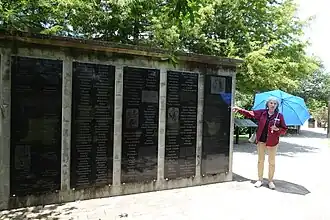 Mur d'honneur avec les noms des 354&nbsp;esclaves qui ont travaillé dans la plantation.