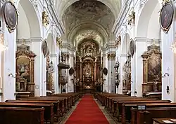 La nef vers le maître-autel baroque.