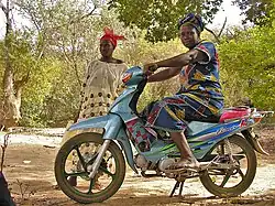 En motocyclette à Ngouina (2011).