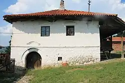 L'entrée du sous-sol-rez-de-chaussée et l'étage.