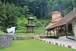 L'église et le clocher.