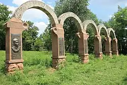 Mémorial de la Seconde Guerre mondiale, avec un relief en bronze représentant Radomir Đurakić.