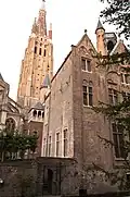 Style flamand en brique à Bruges, Belgique, avec la haute tour de l'église Notre-Dame