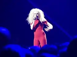 Wiktoria, interprétant As I Lay Me Down.