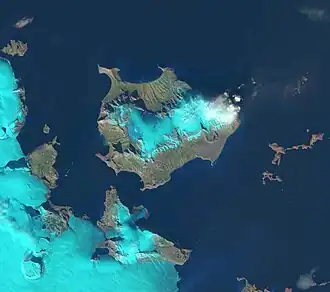 Pescheløya est l'île au sud-ouest de l'île toute en longueur (Langeøya)