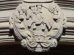 Ancien relais de poste.Emblème du postier sur la clé de l'arc (XVIIe&nbsp;siècle).