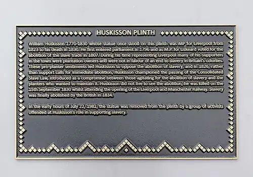 Plaque installée après les manifestations de 2020, près du socle de la statue renversée en 1982.