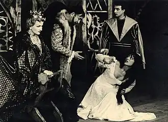 Zlata Rodošek&nbsp;(sl), Jožko Lukeš&nbsp;(sl), Alojz Milič et Miranda Caharija&nbsp;(sl) dans Hamlet de Shakespeare au théâtre slovène de Trieste en 1961