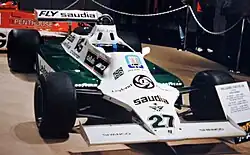 Photo vue de l'avant d'une monoplace blanche.