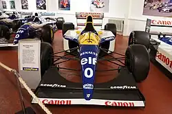 Photo vue de l’avant de la Williams FW15C, avec l'aileron avant au premier plan