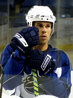 Description de l'image Willie Mitchell Canucks practice.jpg.