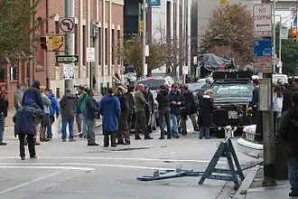 Bruce Willis et Justin Long et le réalisateur Len Wiseman sur le tournage, en septembre 2006