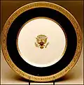 Le service de porcelaine de Woodrow Wilson avec le sceau du président, fabriqué aux États-Unis par Lenox en 1918.