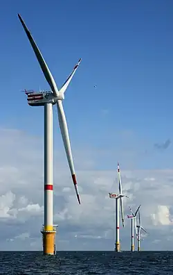 La ressource naturelle qu'est le vent alimente cette éolienne de 5&nbsp;MW dans un parc éolien à 28&nbsp;km au large de la Belgique.