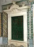 Encadrement d'une fenêtre d'inspiration italianisante.