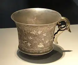 Coupe en argent chinoise de la dynastie Tang, VIIIe&nbsp;siècle, à rinceaux de vigne peuplés d'oiseaux.