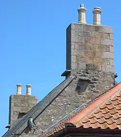 Pierre de sorcières sur mur pignon.