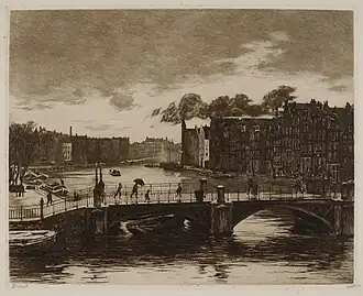 L'Amstel et le pont de Halvemaansbrug (Amsterdam)&nbsp;(nl), et sur la droite, les numéros 84 à 120 de la rue Amstel vers 1906