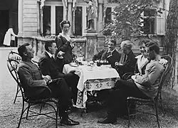 Ludwig et sa famille réunis autour d'une table dehors.