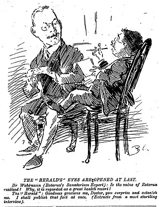 Caricature, homme assis parlant à un petit journaliste.