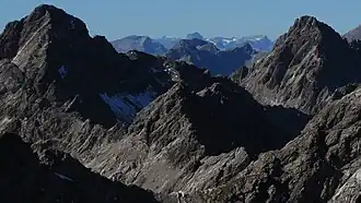 Vue de la face nord-est de la Wolekleskarspitze entre la Noppenspitze et la Kreuzkarspitze.