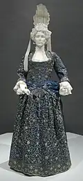 Robe italienne des années 1700 brodée d'or et d'argent.