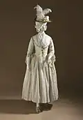 Robe à l'anglaise, coton brodé de laine, exposé avec un châle brodé, Grande-Bretagne, années 1780, LACMA, M.59.25a-c