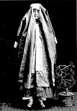 Vêtement « correct » (ch'ŏne) pour une femme circulant dans l'espace public à la fin de la période Joseon.