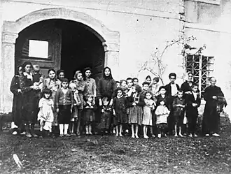 Women_&_children_in_Gornja_Rijeka.jpg