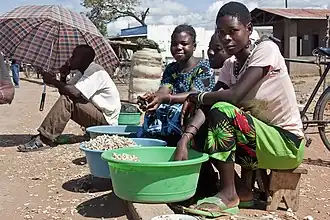 Marchandes de cacahuètes au marché de Siyasiya