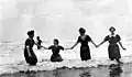 Femmes en costumes de bain dans l'océan Pacifique, à Moclips, 1913.