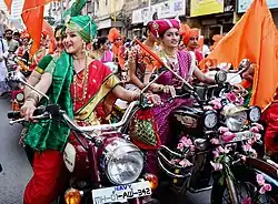 Femmes à motocyclettes, vêtues de kasta ou nauvari (sari marathe) et coiffées de pagdi (turban), durant un défilé de Gudi Padwa, le nouvel an marathe.