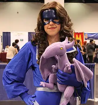 Cosplay de Kitty Pryde ; la peluche représente son dragon, Lockheed.
