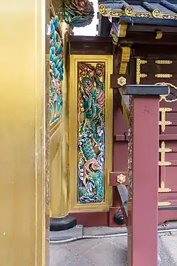 Sculpture de dragon sur l'arrière.