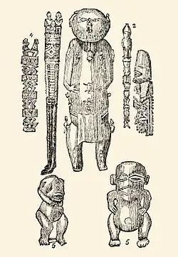 Illustration de cinq statuettes en bois en provenance de Polynésie.