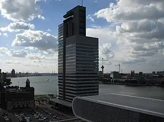 gratte-ciel dans un port