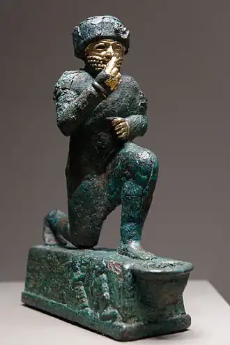 L'« adorant de Larsa », statuette d'un homme en position de prière à main levée, offerte au dieu Amurru, XVIIIe&nbsp;siècle&nbsp;av. J.-C., musée du Louvre.