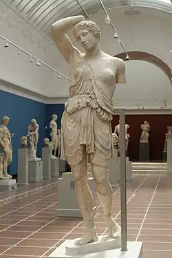 Amazone blessée du type Sciarra. Copie romaine en marbre pentélique (traces de couleurs) / bronze du milieu du Ve&nbsp;siècle (de Crésilas ?). H. 1,97&nbsp;m. sans la plinthe. Ny Carlsberg Glyptotek.