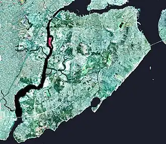 Prall's Island, en rouge, dans le Arthur Kill.