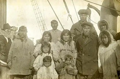 Inuits de l'île Wrangel à bord du brise-glace soviétique Krasny Oktiabr, 1924.