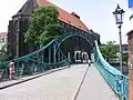 Le pont Tumski - en arrière-plan l'île de sable de Wrocław - (Wyspa Piasek) et l'Église de la Vierge Marie la plus sainte - (kościół Najśw. Marii Panny)