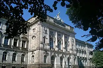 Corps de logis central de l'université de Wurtzbourg avec le groupe de Prométhée.