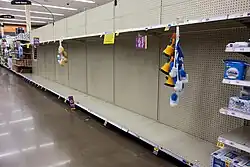 Rupture de stock totale de toutes les marques de papier toilette dans un supermarché de Washington, aux États-Unis, frisant la pénurie.
