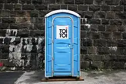 La façade de toilettes mobiles dans une rue.